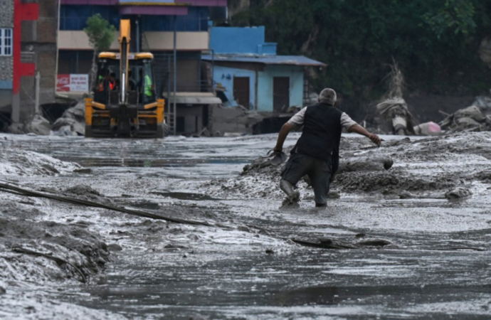 নেপালের গোরখা জেলায় পাহাড়ি ভূমিধসের পর নদীর পানি উপচে আকস্মিক প্লাবন; বহু অবকাঠামো ধ্বংস, ৫ জেলায় উদ্ধার তৎপরতা ও রেড অ্যালার্ট।