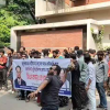 জি এম কাদেরের উত্তরার বাসভবনে ‘স্বৈরাচারবিরোধী জনগণ’-এর বিক্ষোভ ও ইটপাটকেল নিক্ষেপ; কাঁচ ভাঙচুর।