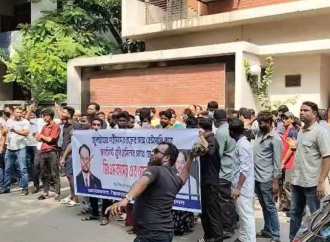 জি এম কাদেরের উত্তরার বাসভবনে ‘স্বৈরাচারবিরোধী জনগণ’-এর বিক্ষোভ ও ইটপাটকেল নিক্ষেপ; কাঁচ ভাঙচুর।