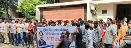 জি এম কাদেরের উত্তরার বাসভবনে ‘স্বৈরাচারবিরোধী জনগণ’-এর বিক্ষোভ ও ইটপাটকেল নিক্ষেপ; কাঁচ ভাঙচুর।