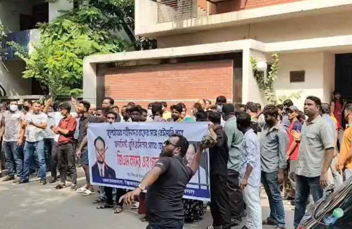জি এম কাদেরের উত্তরার বাসভবনে ‘স্বৈরাচারবিরোধী জনগণ’-এর বিক্ষোভ ও ইটপাটকেল নিক্ষেপ; কাঁচ ভাঙচুর।