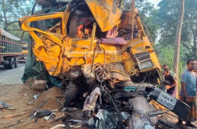 নাটোরে বাস-ট্রাক সংঘর্ষে নিহত বেড়ে ১৪,আহত অন্তত ২৫
